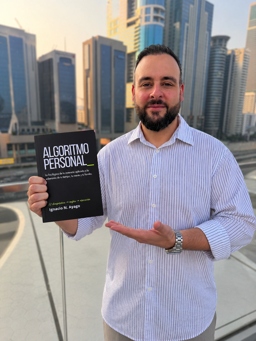 Ignacio N. Ayago sostiene el libro «Algoritmo Personal» en Dubái.