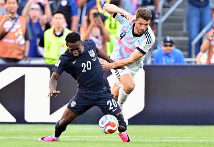 Archivo - Folarin Balogun y Brandon Mechele pugnan por un balón en el Estados Unidos-Bélgica de octavos de final del Mundial 2026
