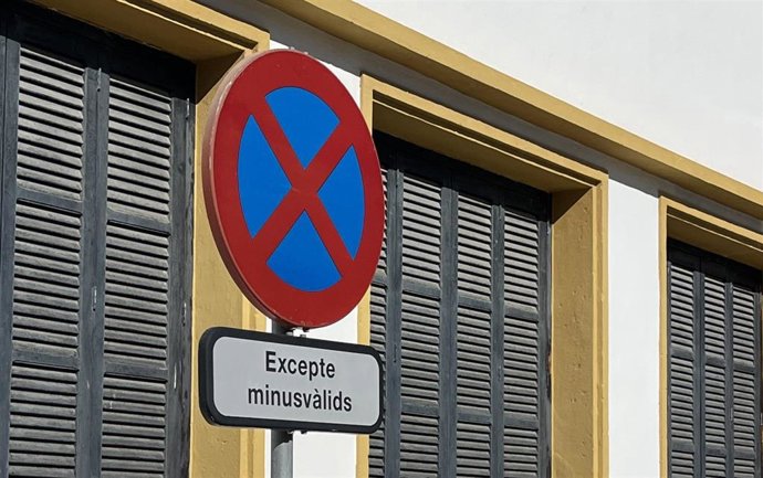 Señal de aparcamiento privado en Maria de la Salut con la palabra 'minusválidos'.