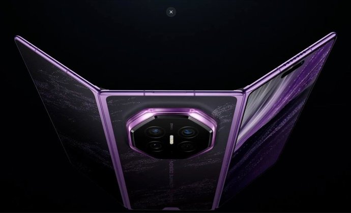 Imagen promocional del Huawei Mate XT 2.