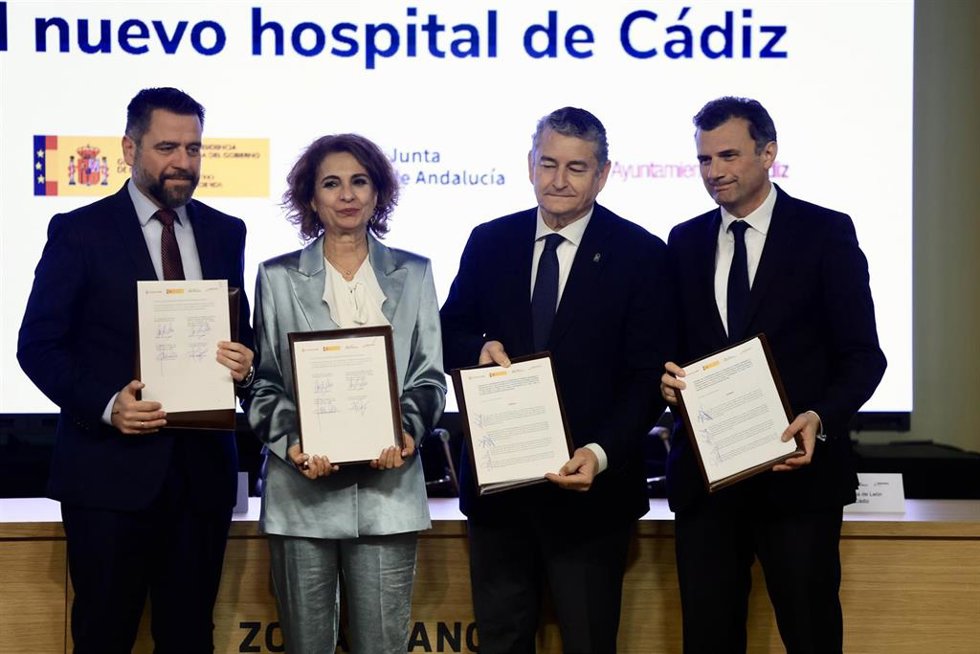 Archivo - La vicepresidenta primera del Gobierno y ministra de Hacienda, María Jesús Montero (2i) y el consejero de Sanidad, Presidencia y Emergencias, Antonio Sanz (2d), firman el convenio para la cesión del suelo del nuevo hospital de Cádiz en marzo. AR