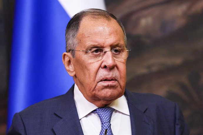 RÚSSIA, MOSCOU – 25 DE AGOSTO DE 2026: O ministro das Relações Exteriores da Rússia, Sergei Lavrov, concede entrevista coletiva após conversas com o arcebispo Paul Richard Gallagher, secretário do Vaticano para as Relações com os Estados, na Casa de Recep