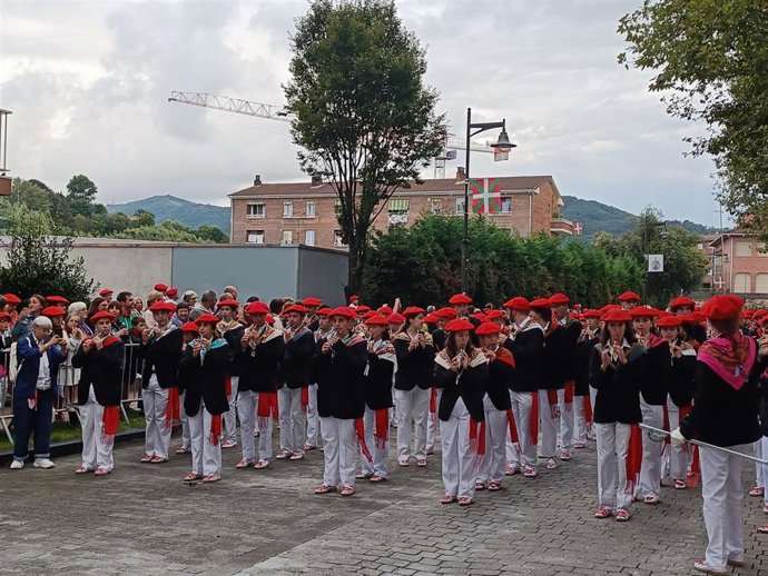 Archivo - La compañía Jaizkibel desfila en Hondarribia