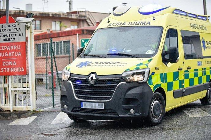 Archivo - Una ambulancia saliendo del hospital
