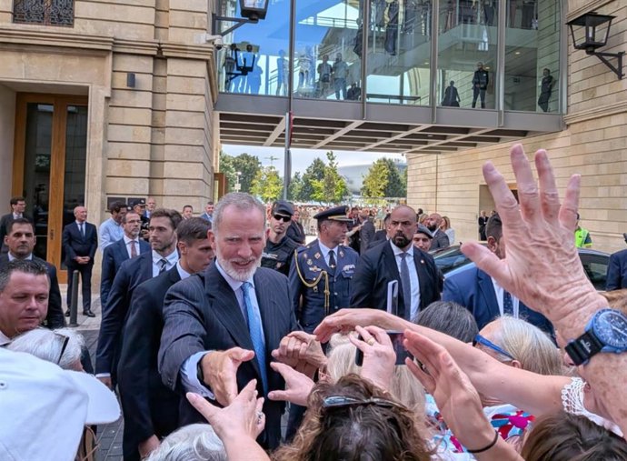 El rey Felipe VI saluda a vecinos y visitantes, a su salida de la inauguración de Faro Santander