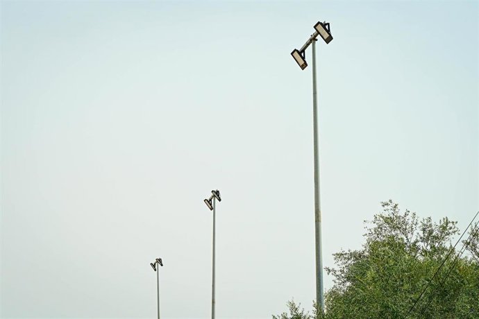 Focos de una instalación deportiva externa.