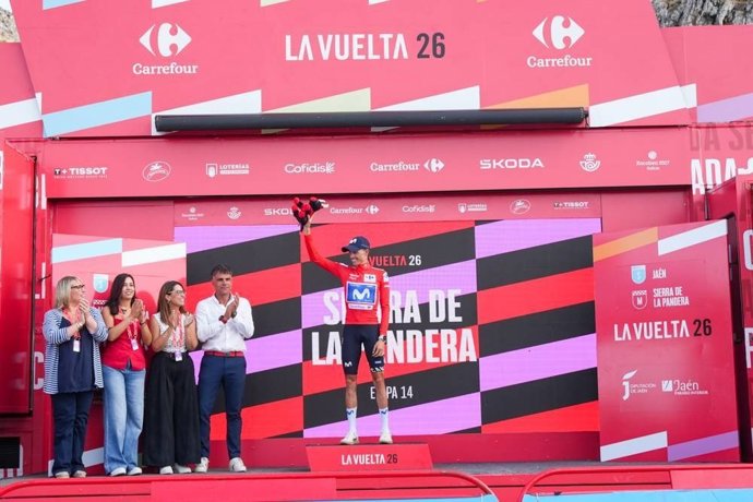 Enric Mas en el podio de La Vuelta tras una etapa