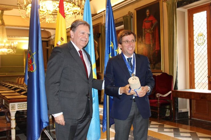 Archivo - El alcalde de Madrid, José Luis Martínez-Almeida, recibió en el Ayuntamiento de Oviedo el título de Nuncio Ovetense