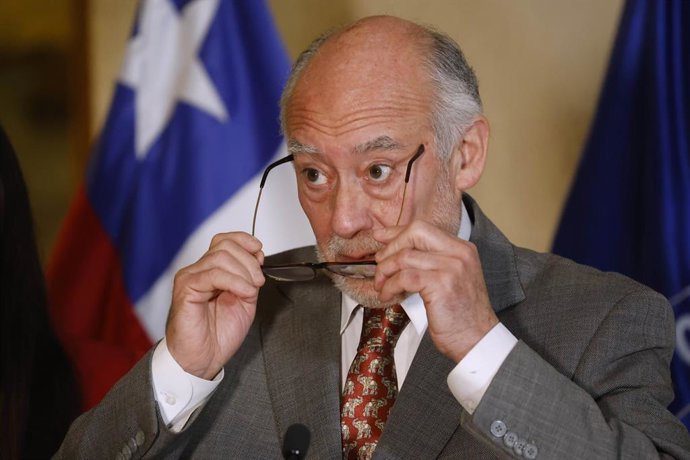 Archivo - Chile.- Flores emplaza por viaje del ministro de Defensa en medio de la emergencia