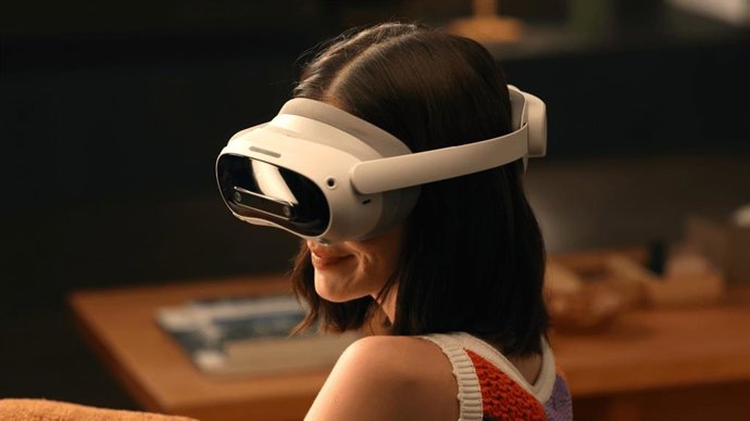 Mulher com um visor de realidade virtual Pico 4