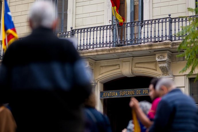 Archivo - Concentració davant la Prefectura de Policia de la Via Laietana