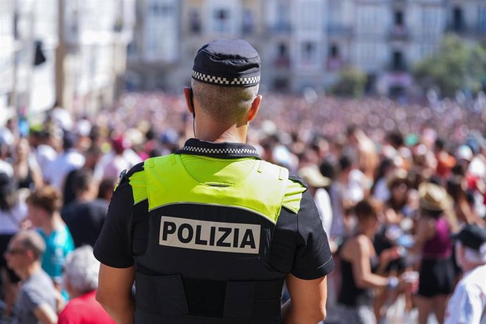 Archivo - Un agente de policía municipal de Vitoria