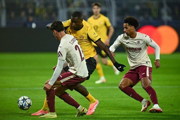 Archivo - Sergi Cardona y Tajon Buchanan presionann a Serhou Guirassy durante el Borussia Dortmund-Villarreal CF de la Champions 26-27