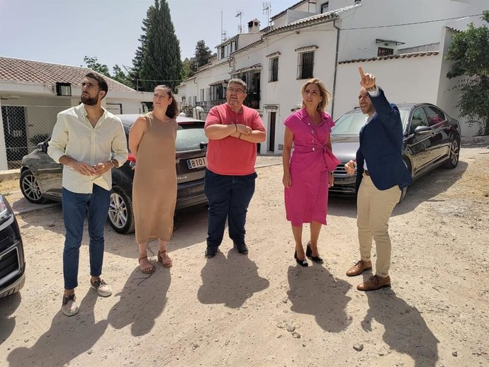 La presidenta de la Diputación de Cádiz, Almudena Martínez, en una visita al aparcamiento Las Colmenillas en Grazalema. ARCHIVO.