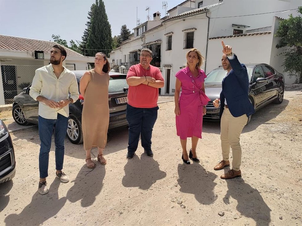 La presidenta de la Diputación de Cádiz, Almudena Martínez, en una visita al aparcamiento Las Colmenillas en Grazalema. ARCHIVO.