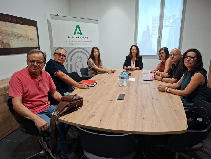 La nueva delegada de Empleo, Formación y Trabajo Autónomo y de Inteligencia Artificial, Desarrollo Digital y Administración Pública de la Junta en Córdoba, Marina Montes (centro), en su encuentro con CCOO.