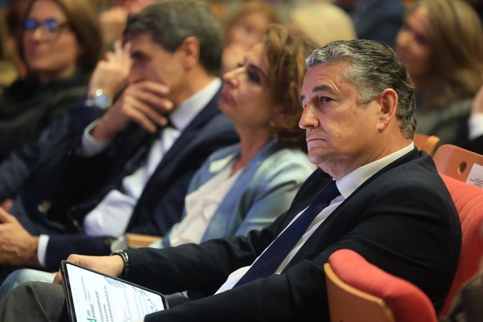 Archivo - La vicepresidenta primera del Gobierno y ministra de Hacienda, María Jesús Montero; el consejero de Sanidad, Presidencia y Emergencias, Antonio San, en el acto de la firma del convenio para la cesión del suelo del nuevo hospital de Cádiz. ARCHIV