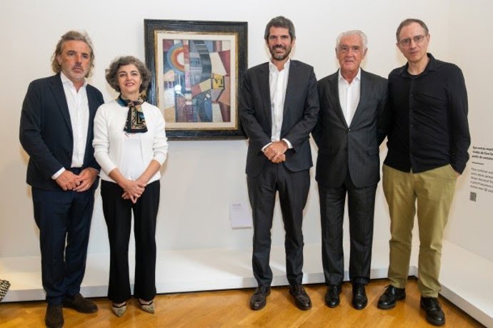 El ministro de Cultura, Ernest Urtasun, junto con el director gerente del museo, Evelio Acevedo; la embajadora de España en Brasil, Consuelo Femenía.