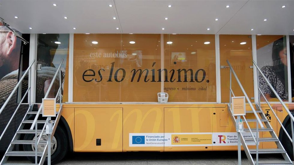 Archivo - Autobús del Ingreso Mínimo Vital.