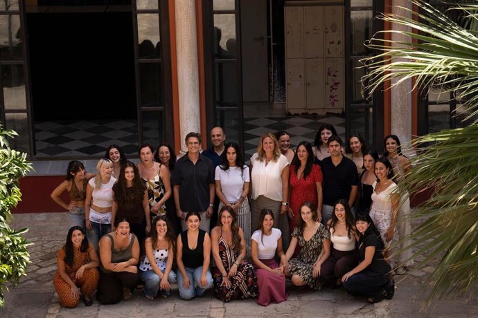 Foto De Familia De Las Protagonistas Del Espectáculo 'La Misma Sangre Del Cuerpo', De Ángeles Toledano, Junto A 30 Alumnas De La ESAD, En El Marco De La Bienal