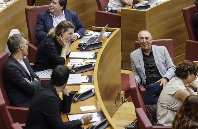 Archivo - Arxiu - El síndic de Compromís, Joan Baldoví (d), durant una sessió de control
