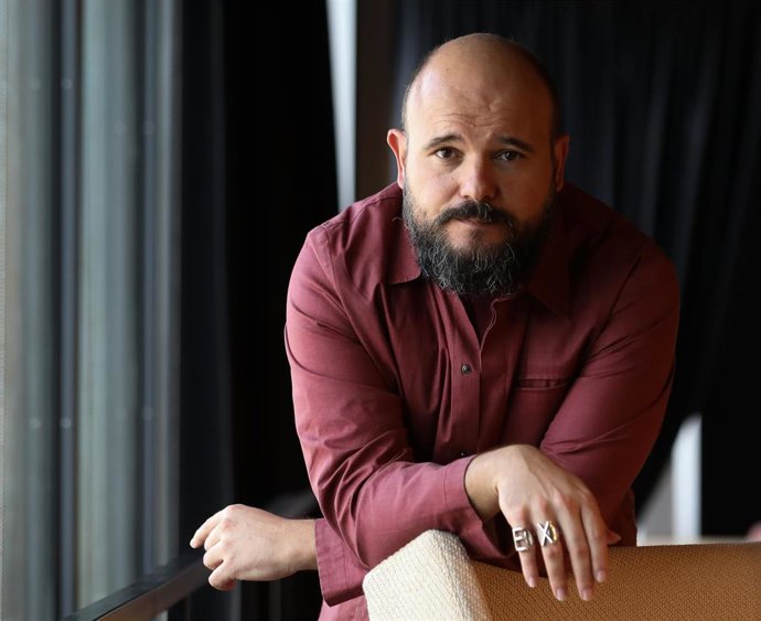 Archivo - El músico Francisco Contreras Molina, conocido como ‘Niño de Elche’, durante una entrevista con Europa Press, en la sede de Sony en Madrid. ARCHIVO.