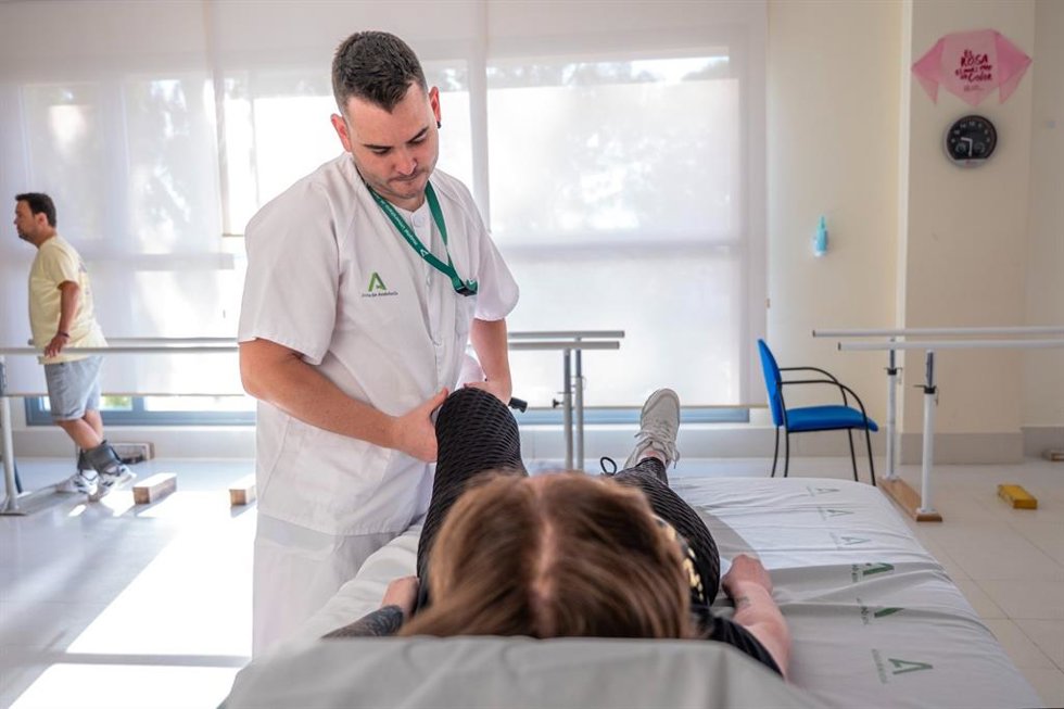 Un fisioterapeuta trata a una paciente en el Hospital de Jaén.