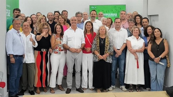 El portavoz socialista Antonio Muñoz, acompañado de los dirigentes de los once distritos y otros cargos, en el momento de registrar su precandidatura en el proceso de primarias del PSOE-A