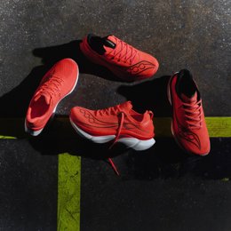 Archivo - Saucony se 'tiñe' de rojo en la línea 'Endorphin' de la colección de calzado ViziRed.