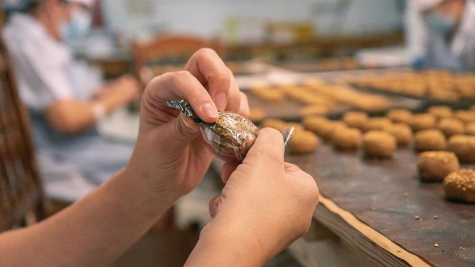 Labores de producción de mantecados y polvorones de Estepa (Sevilla).