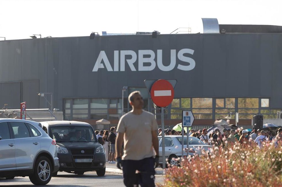 Trabajadores de Airbus se concentran a las puertas de la sede de Getafe, a 1 de septiembre de 2026, en Getafe, Madrid (España).