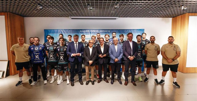 Recibimiento al Cajasol Ángel Ximénez Balonmano Puente Genil en la sede de la Fundación Cajasol.