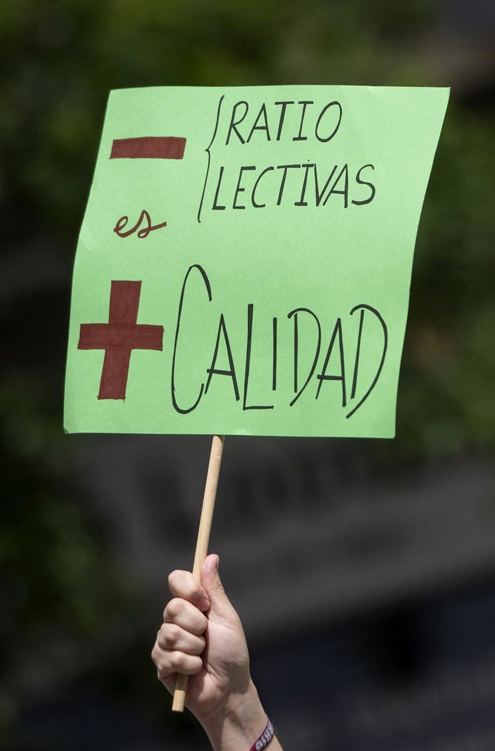 Archivo - Una persona sujeta un cartel durante una concentración  