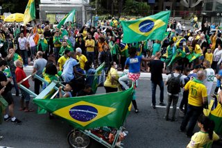 Archivo - Manifestación de ciudadanos en Sao Paulo pidiendo la reapertura de negocios en el país