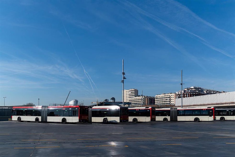 Archivo - Autobuses en el Centro de Control de la empresa Transports Metropolitans de Barcelona (TMB), en una imagen de archivo