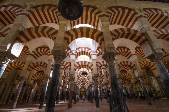 Archivo - Vista del interior de la Mezquita de Córdoba.