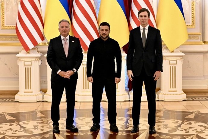 Steve Witkoff, Volodimir Zelenski e Jared Kushner em Kiev