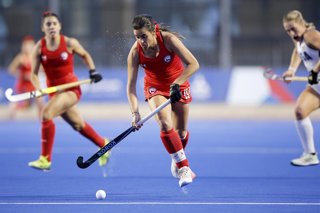 SANTIAGO, CHILE  NOV 02: Manuela Urroz de Chile juega la bola contra Estados Unidos de America durante las semifinales de los Juegos Panamericanos Santiago 2023 el 02 de Noviembre en Santiago, Chile./Manuela Urroz of Chile plays the ball against the