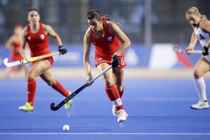 SANTIAGO, CHILE  NOV 02: Manuela Urroz de Chile juega la bola contra Estados Unidos de America durante las semifinales de los Juegos Panamericanos Santiago 2023 el 02 de Noviembre en Santiago, Chile./Manuela Urroz of Chile plays the ball against the