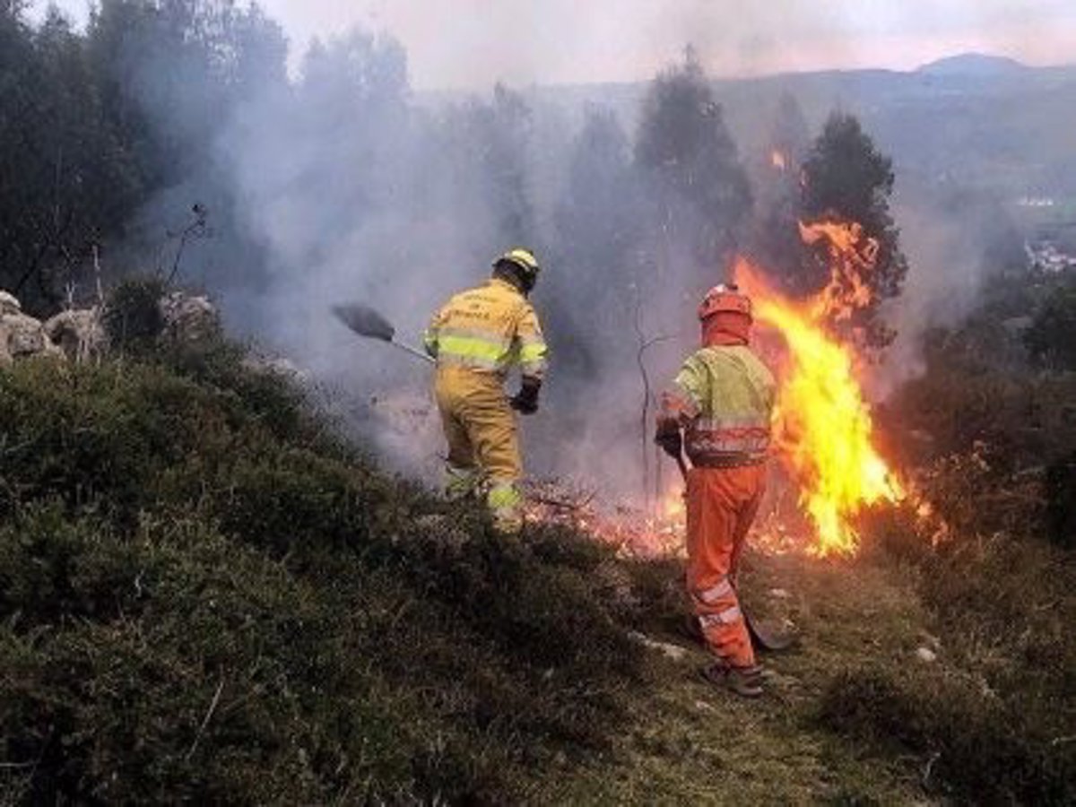 Cantabria tiene un incendio forestal estabilizado y cuatro controlados