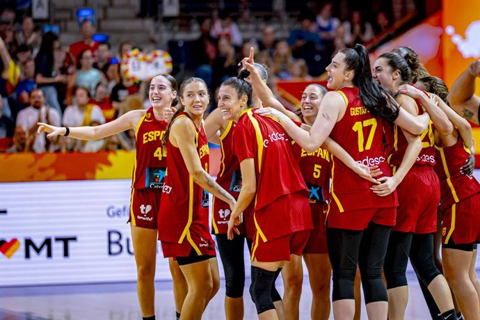 España celebra su victoria sobre Japón en el Mundial 2026 de baloncesto femenino