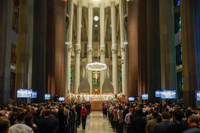 Archivo - El Papa León XIV preside la celebración de la Santa Misa, en la Sagrada Familia, a 10 de junio de 2026, en Barcelona, Catalunya (España). 