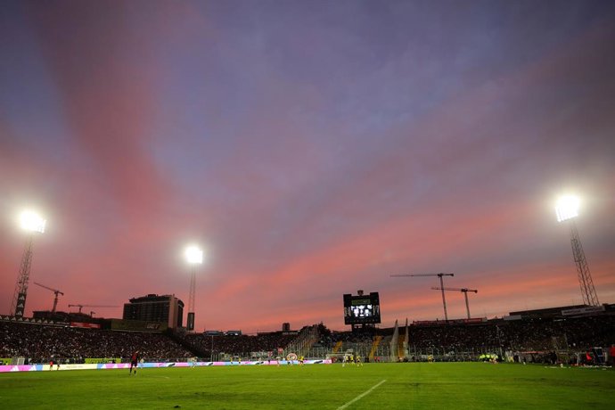 Futbol, Colo Colo vs OÕHiggins 2026. Fecha 19, Liga de primera 2026. HinchasÊde Colo Colo alientan a su equipo durante un partido de la liga de primera disputado en el estadio Monumental de Santiago, Chile. 16/08/2026 Felipe Zanca/Photosport  Football,