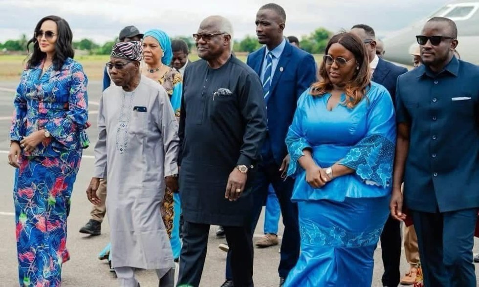 En el centro de la imagen, el expresidente de Sierra Leona Ernest Bai Koroma