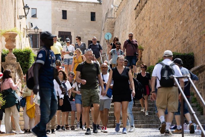 Archivo - Varios turistas en una calle de Palma de Mallorca, a 16 de abril de 2024, en Palma de Mallorca, Mallorca, Baleares (España).