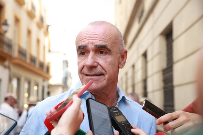 Archivo - El portavoz del Grupo Municipal Socialista, Antonio Muñoz, en atención a medios. Imagen de archivo. 