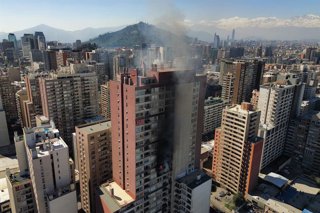 Santiago, 7 de Septiembre de 2026.  Incendio afecta al piso 15 de un edificio de departamentos ubicado en Eleuterio Ramirez con Santa Rosa en Santiago  Diego Martin /Aton Chile