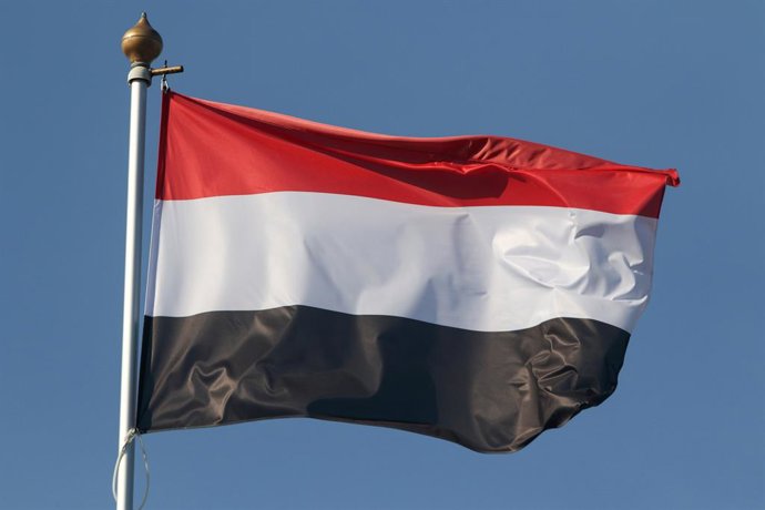 Archivo - Arquivo - 25 de setembro de 2024, São Petersburgo, Rússia: A bandeira nacional da República do Iêmen, tremulando ao vento em um mastro em São Petersburgo, na Rússia.