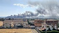 La Guardia Civil no detecta sustancias peligrosas en el humo del incendio de la planta de reciclaje en Alhendín