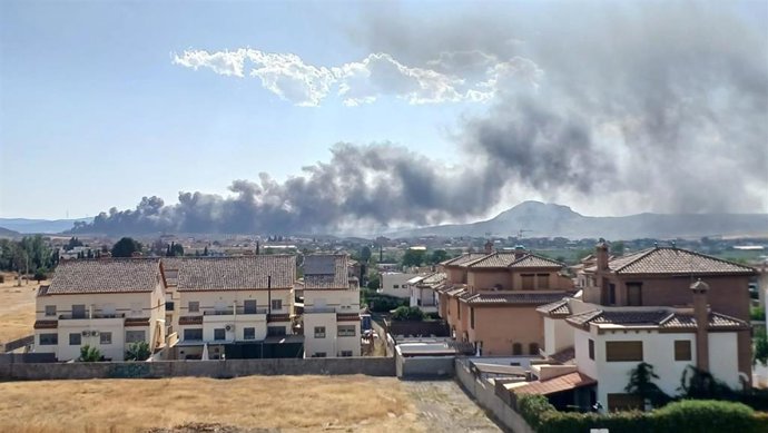 Vista del incendio de una planta de reciclaje en Alhendín desde la localidad vecina de Ogíjares.